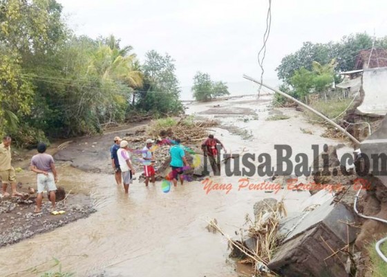 Nusabali.com - banjir-di-gerokgak-empat-rumah-terendam-satu-tambak-jebol