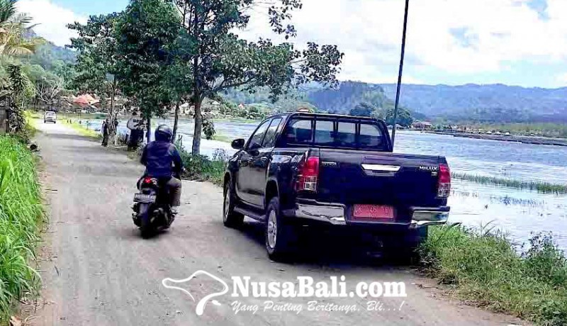 www.nusabali.com-jalan-di-desa-buahan-tertutup-pasir