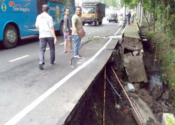 Nusabali.com - senderan-jalan-denpasar-gilimanuk-jebol