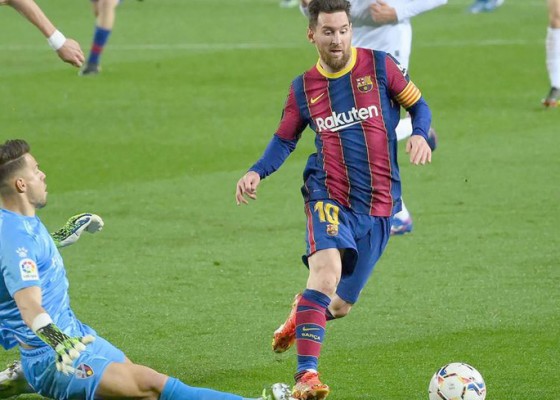 Nusabali.com - jelang-lawan-atletico-messi-undang-makan-pemain-barca