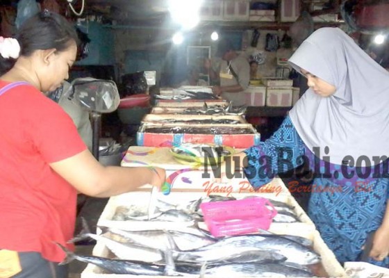 Nusabali.com - nelayan-tak-melaut-harga-ikan-di-pasar-kedonganan-naik