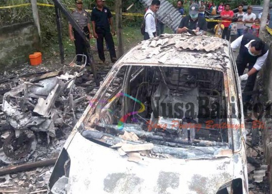 Nusabali.com - gudang-terbakar-mobil-dan-motor-tinggal-kerangka