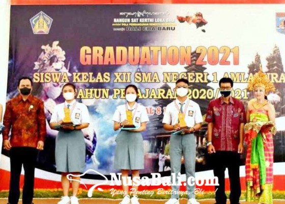 Nusabali.com - sman-1-amlapura-serahkan-skl-ke-siswa