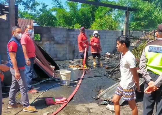 Nusabali.com - gudang-dan-mobil-terbakar