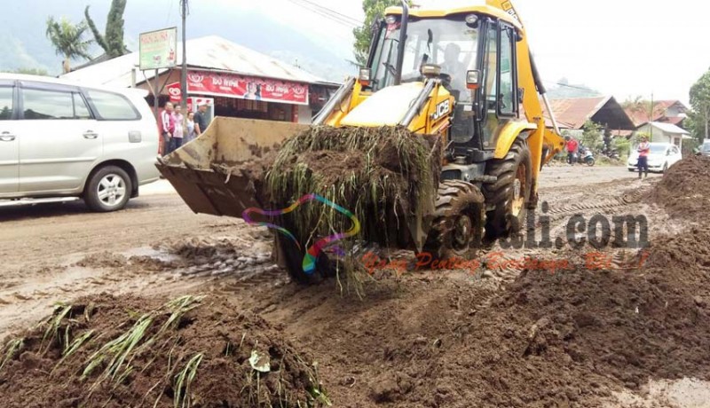 www.nusabali.com-banjir-bandang-landa-pancasari-akses-jalan-rumah-dan-sekolah-tertutup-lumpur