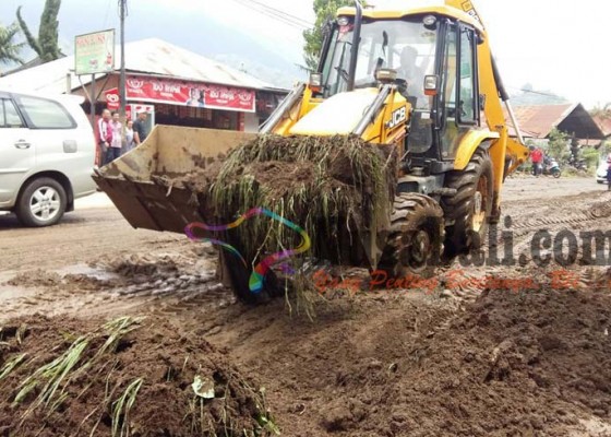 Nusabali.com - banjir-bandang-landa-pancasari-akses-jalan-rumah-dan-sekolah-tertutup-lumpur