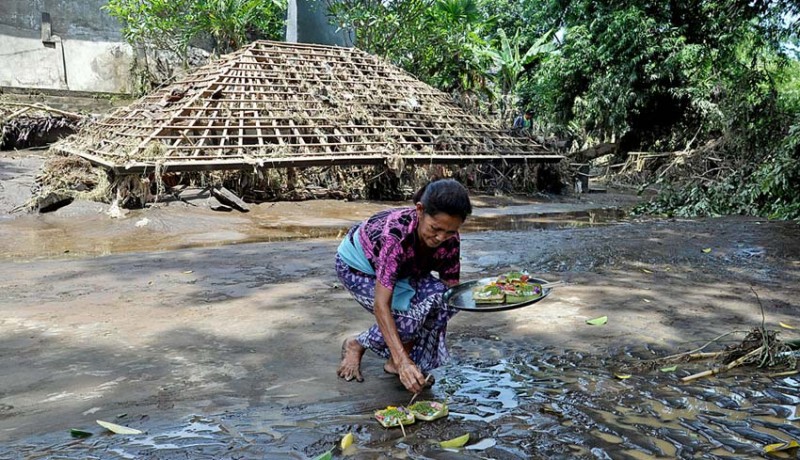 www.nusabali.com-denpasar-diterjang-banjir-bandang-7-rumah-dan-4-pura-rusak-parah