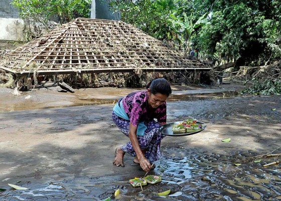 Nusabali.com - denpasar-diterjang-banjir-bandang-7-rumah-dan-4-pura-rusak-parah