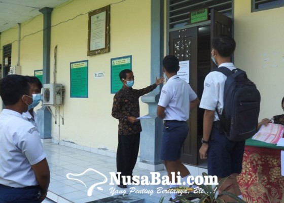 Nusabali.com - pelamar-tetap-datangi-sekolah