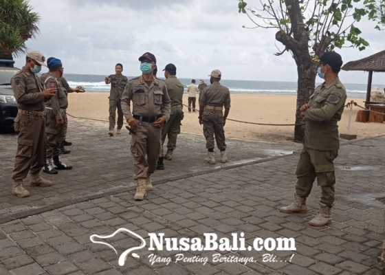 Nusabali.com - satpol-pp-pantau-penerapan-prokes-di-pantai-kuta