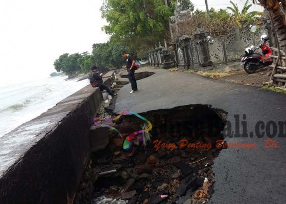 Nusabali.com - jalan-masuk-pura-segara-amblas-beberapa-bangunan-ambruk-akibat-gelombang-pasang