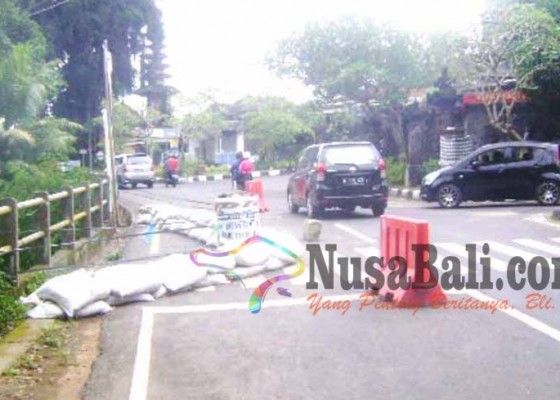 Nusabali.com - jalan-merdeka-bangli-diblokade-karung-pasir