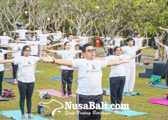 Nusabali.com - 150-orang-antusias-ikuti-kegiatan-yoga