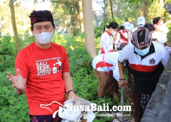 Nusabali.com - klungkung-perangi-sampah-plastik-dan-tanam-pohon