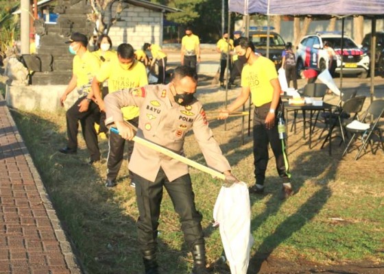 Nusabali.com - polres-bersihkan-pantai-cucukan