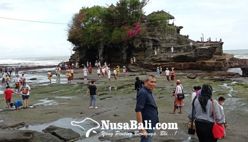 www.nusabali.com-kunjungan-wisatawan-ke-tanah-lot-mulai-ramai