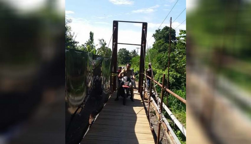 www.nusabali.com-akhirnya-pemotor-bisa-lintasi-jembatan-gantung-angantiga