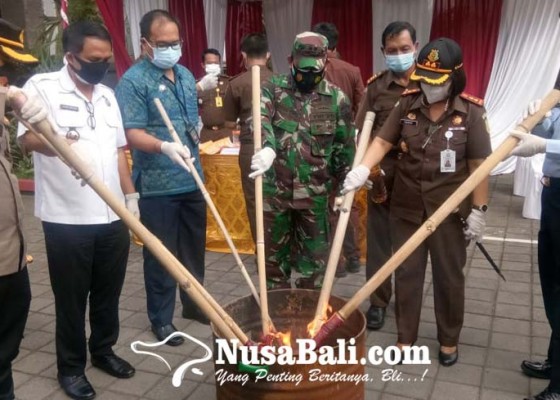 Nusabali.com - kejari-gianyar-musnahkan-narkoba-hingga-gas-oplosan