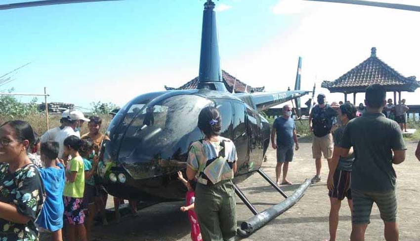 NUSABALI.com - Heli Mendarat Darurat Di Objek Wisata Tirta Amed