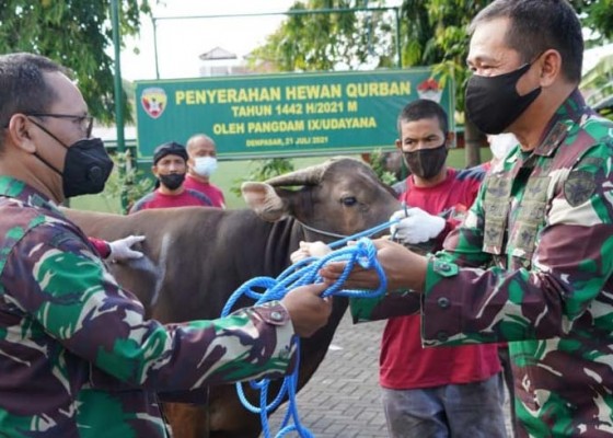 Nusabali.com - warga-kodam-ixudayana-bagikan-1620-kantong-daging-kurban